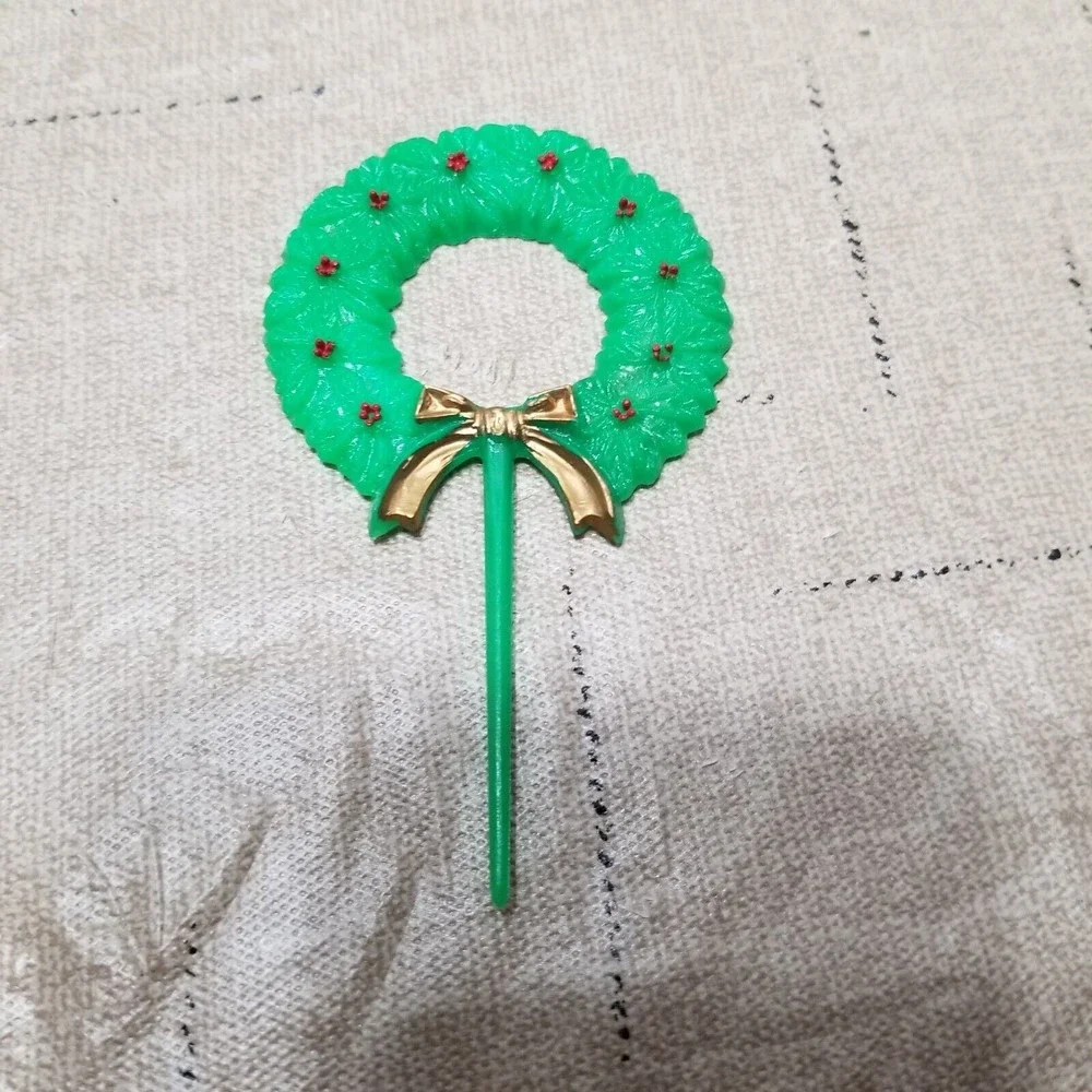Vintage Christmas Wreath Plastic Cupcake Toppers With White Cake Pop Sticks